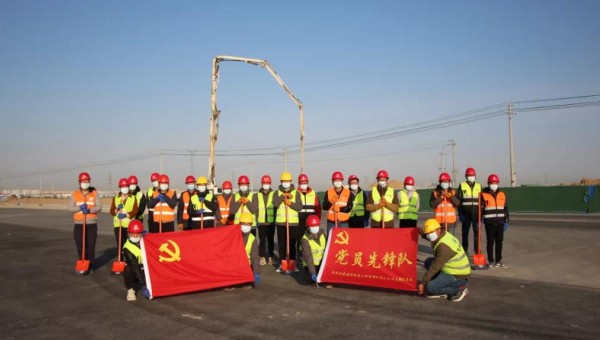 建設(shè)一支隊(duì)伍，舉起一面旗幟，鞏固一個陣地，履行一份承諾?！拔沂屈h員，我先上！”面對突發(fā)疫情遭遇戰(zhàn)，三公司黨支部充分發(fā)揮戰(zhàn)斗堡壘作用，廣大黨員主動請纓，挺身而出，沖鋒在前，在戰(zhàn)疫搶工一線，黨員先鋒隊(duì)一次