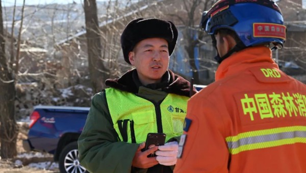 積石山地震發(fā)生后，朱貴民臨危受命，連夜組織人員設備馳援災區(qū)。天還沒有亮，救援簡易帳篷開始搭建，受災群眾們在安全地帶生火取暖，空氣中彌漫著緊張的氣息，“我們要加快救援速度，災情不等人！”為保證計劃工期順
