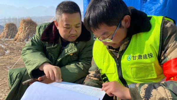 震后第十天，積石山各安置點建設也相繼進入尾聲，但在大河家鎮(zhèn)雄關路，青年突擊隊隊員陶仁虎和王善民還在緊張忙碌著。“還有一批板房需要轉運！連夜要干完！”“這怕是有點緊張吶！”“啥急活難活沒干過，走，上車！