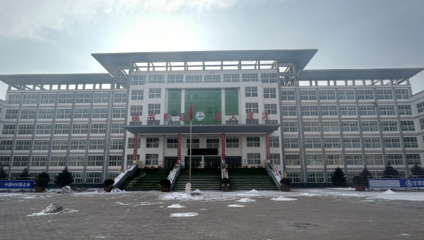 春節(jié)將至，大多數(shù)建設(shè)者已踏上歸途，但在臨夏積石山縣積石中學(xué)災(zāi)后維修項目施工現(xiàn)場，仍是一派如火如荼、干勁十足的繁忙景象，墻面修補、吊頂安裝、更換震損礦棉板等作業(yè)緊張有序進行，為即將到來的新春佳節(jié)“渲染”