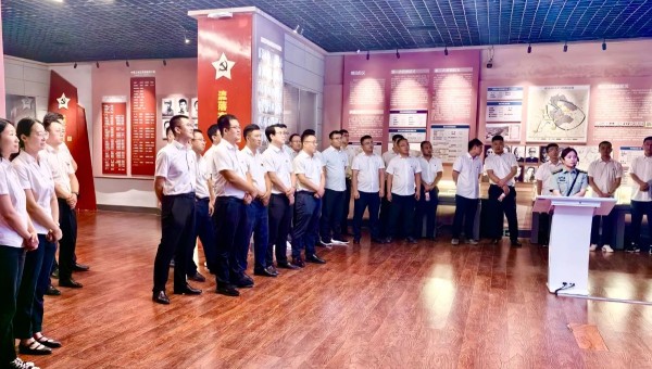 在中國共產(chǎn)黨建黨103周年之際，為了重溫黨的光輝歷史，讓大家繼承和發(fā)揚黨的光榮傳統(tǒng)和優(yōu)良作風(fēng)，把廣大黨員的思想和工作實效落實到公司高質(zhì)量發(fā)展奮進目標(biāo)上來。近日，交科公司黨委二公司黨支部、四公司黨支部、