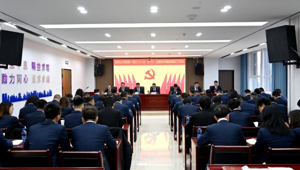 2月28日上午，交科公司黨委一屆三十八次（擴(kuò)大）會暨黨風(fēng)廉政建設(shè)工作會順利召開。會議傳達(dá)學(xué)習(xí)了習(xí)近平總書記重要文章《健全全面從嚴(yán)治黨體系》和甘肅建投黨委一屆五次全體(擴(kuò)大)會議精神；審議通過了交科公司
