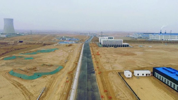 “目前，該項(xiàng)目路槽已開挖5.1公里，結(jié)構(gòu)層施工完成2.1公里，管網(wǎng)施工進(jìn)度達(dá)到60%，現(xiàn)場投入挖掘機(jī)、混凝土泵車等機(jī)械設(shè)備二十余臺(tái)，勞務(wù)作業(yè)人員五十余名正在加緊作業(yè)！”項(xiàng)目負(fù)責(zé)人告訴筆者，項(xiàng)目在春節(jié)后