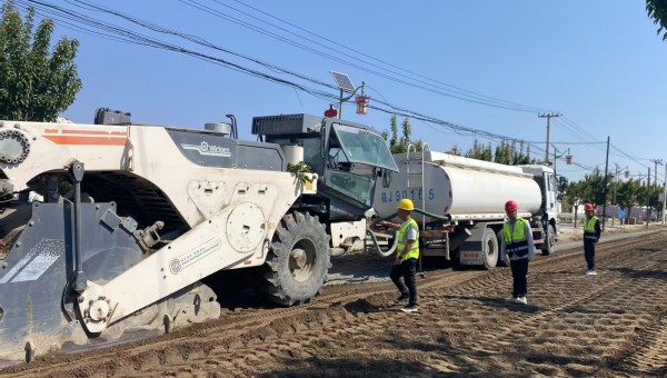 隨著大型冷再生機組緩緩駛過，一段平整嶄新的試驗段路面隨即成型。近日，由西部市政建設集團一公司承建的慶陽市正寧縣S501線五頃塬至三嘉公路項目全深式就地冷再生試驗段順利完成攤鋪作業(yè)。據(jù)悉，該項目攤鋪試驗