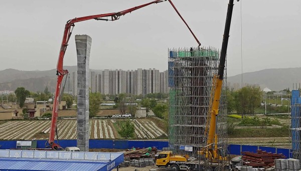 在西部市政建設(shè)集團(tuán)四公司臨夏市環(huán)城北路橋梁及附屬工程（二期）項(xiàng)目現(xiàn)場(chǎng)，鋼筋加工區(qū)火花飛揚(yáng)、安裝墩柱區(qū)一件件鋼筋骨架安全運(yùn)達(dá)、泵車(chē)將一方方混凝土輸送至墩柱澆筑......現(xiàn)場(chǎng)一片繁忙景象。自四月復(fù)工以來(lái)
