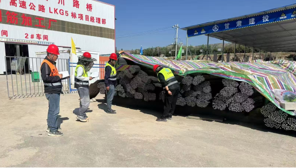 連日來(lái)，由西部市政建設(shè)集團(tuán)承建的康樂(lè)縣北濱河路西段及連接線(xiàn)道路項(xiàng)目建設(shè)有序推進(jìn)，路基處理、管道安裝、涵洞和橋梁等多個(gè)作業(yè)面同步施工，全體建設(shè)者用汗水澆筑市政道路建設(shè)基石，以實(shí)干精神推進(jìn)項(xiàng)目履約取得新成